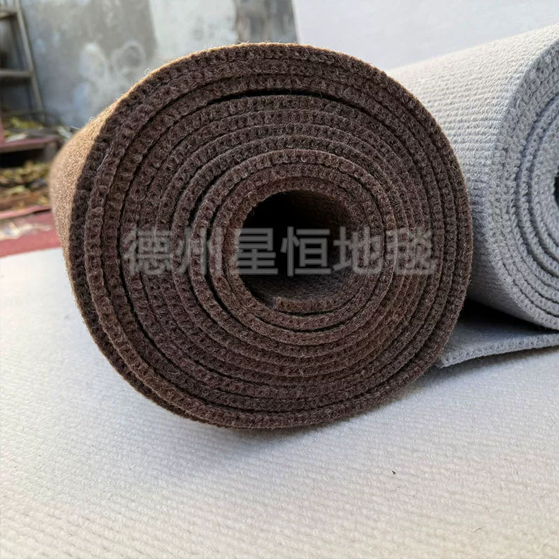 The living room, children's room and photography studio are all covered with smoke-gray striped carpets for sound insulation. The commercial thickened striped carpets are fully laid over a large area