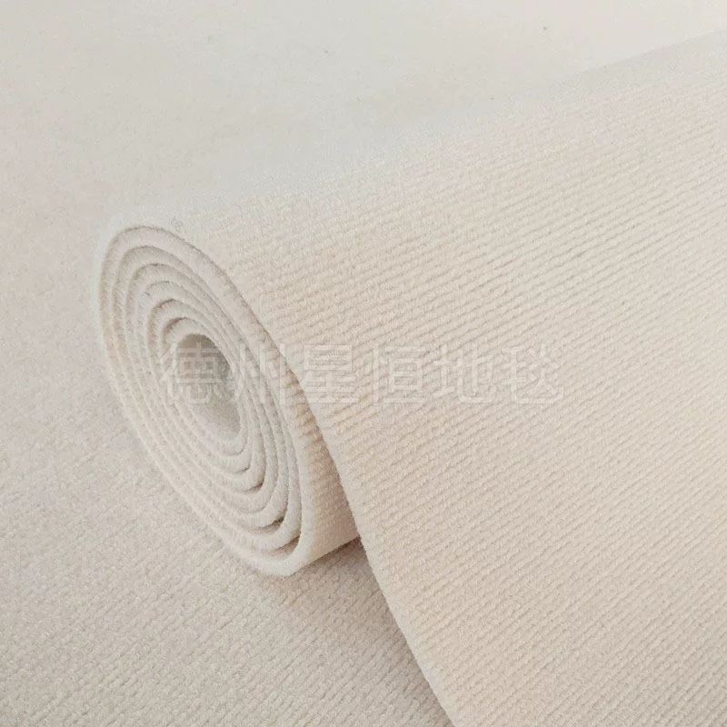 The living room, children's room and photography studio are all covered with smoke-gray striped carpets for sound insulation. The commercial thickened striped carpets are fully laid over a large area