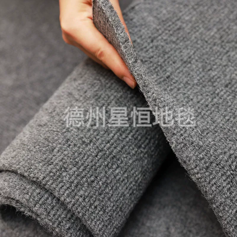 The living room, children's room and photography studio are all covered with smoke-gray striped carpets for sound insulation. The commercial thickened striped carpets are fully laid over a large area