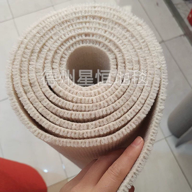 The living room, children's room and photography studio are all covered with smoke-gray striped carpets for sound insulation. The commercial thickened striped carpets are fully laid over a large area