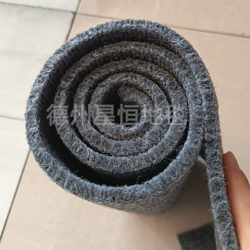The living room, children's room and photography studio are all covered with smoke-gray striped carpets for sound insulation. The commercial thickened striped carpets are fully laid over a large area