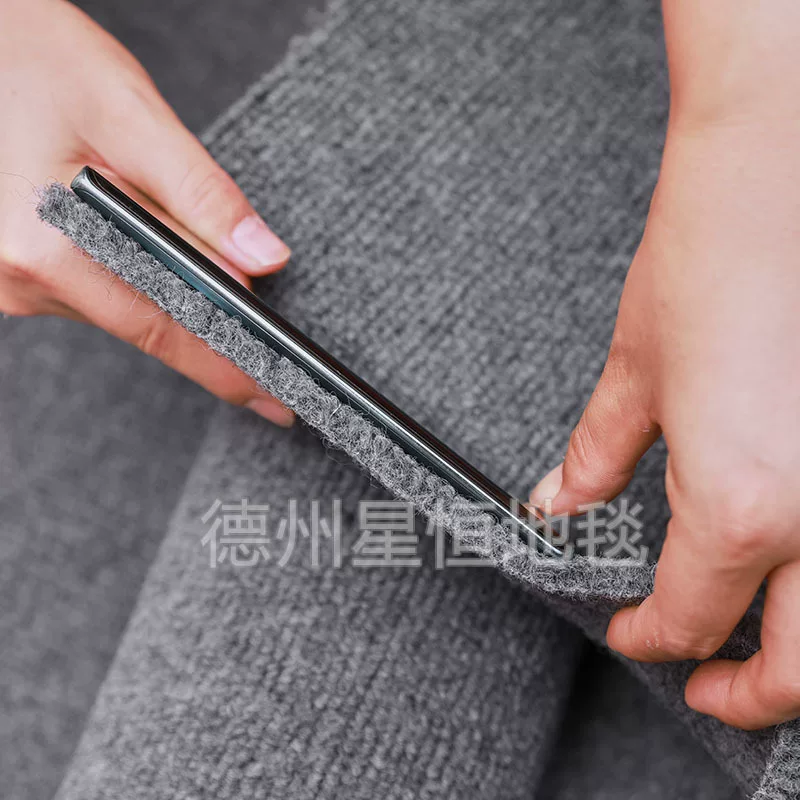 The living room, children's room and photography studio are all covered with smoke-gray striped carpets for sound insulation. The commercial thickened striped carpets are fully laid over a large area