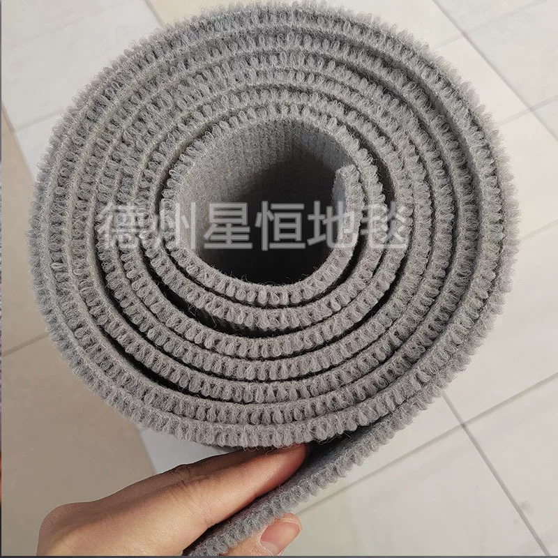The living room, children's room and photography studio are all covered with smoke-gray striped carpets for sound insulation. The commercial thickened striped carpets are fully laid over a large area