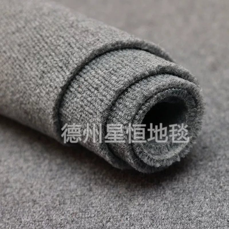 The living room, children's room and photography studio are all covered with smoke-gray striped carpets for sound insulation. The commercial thickened striped carpets are fully laid over a large area